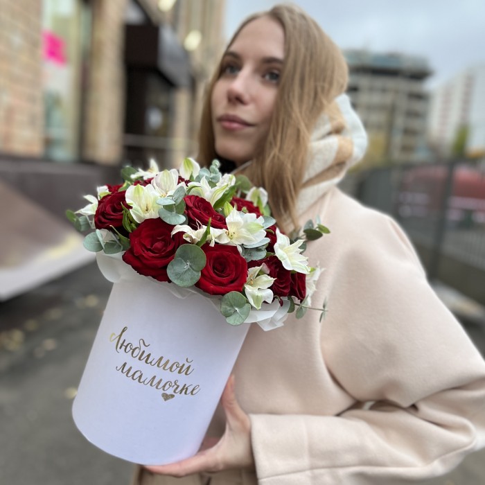 Коробка с красными розами и альстромерией Любимой Мамочке