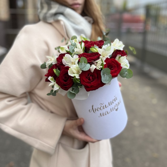 Коробка с красными розами и альстромерией Любимой Мамочке