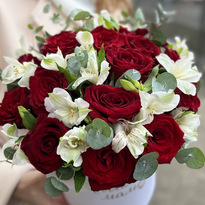 Коробка с красными розами и альстромерией Любимой Мамочке