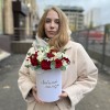 Коробка с красными розами и альстромерией Любимой Мамочке