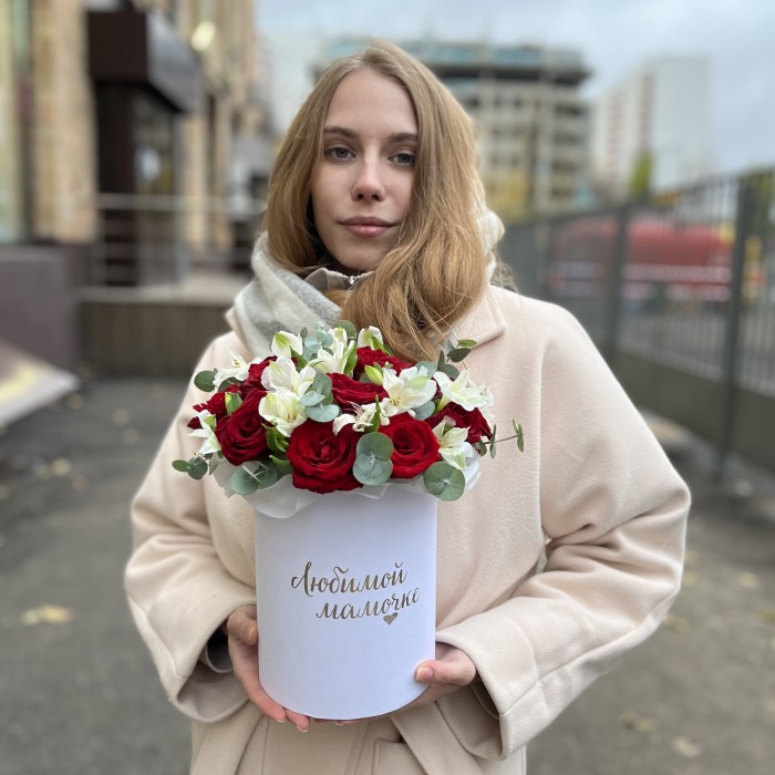 Коробка с красными розами и альстромерией Любимой Мамочке