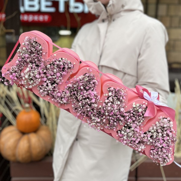 Коробка с надписью Мама и розовой гипсофилой