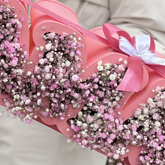 Коробка с надписью Мама и розовой гипсофилой