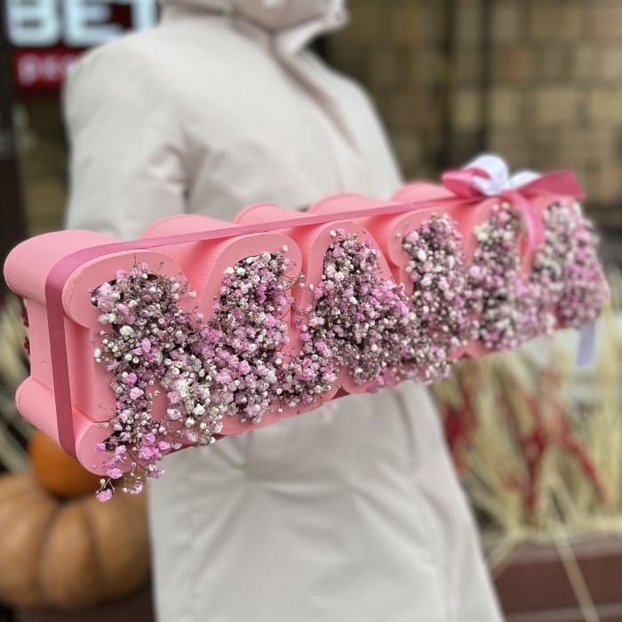 Коробка с надписью Мама и розовой гипсофилой