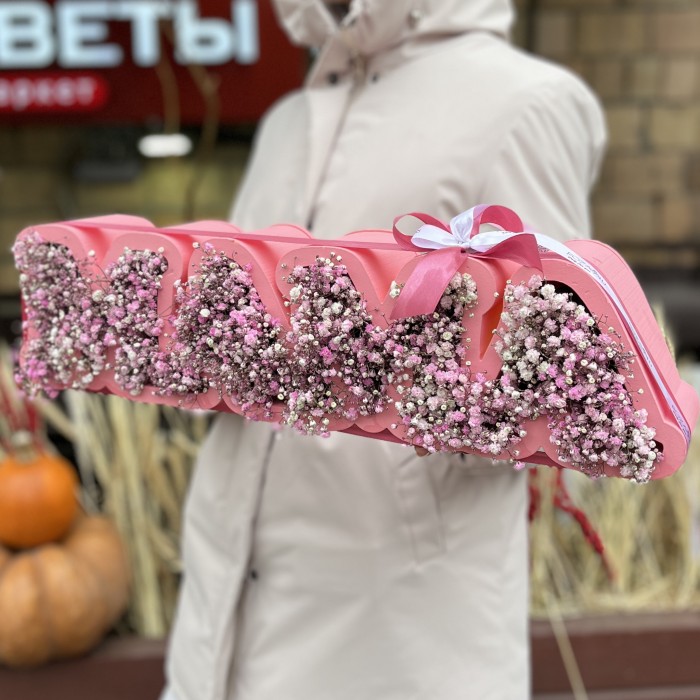 Коробка с надписью Мама и розовой гипсофилой