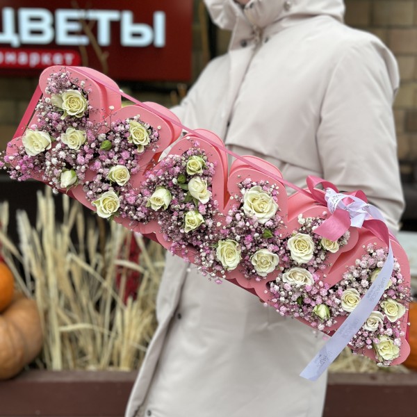 Коробка с надписью Мама розовой гипсофилой и кустовой розой