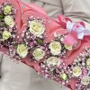 Коробка с надписью Мама розовой гипсофилой и кустовой розой