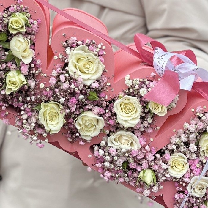 Коробка с надписью Мама розовой гипсофилой и кустовой розой