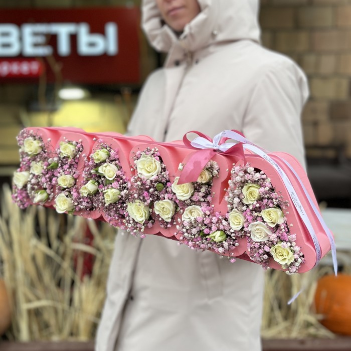 Коробка с надписью Мама розовой гипсофилой и кустовой розой