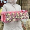 Коробка с надписью Мама розовой гипсофилой и кустовой розой