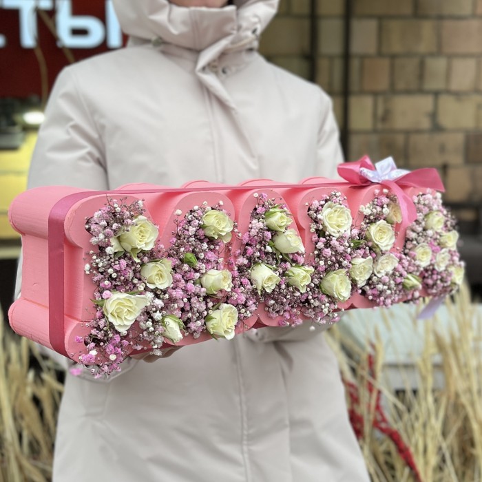 Коробка с надписью Мама розовой гипсофилой и кустовой розой