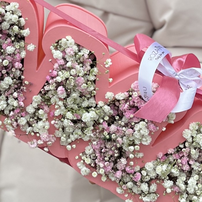 Коробка с надписью Мама и розовой и белой гипсофилой