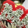 Коробка с надписью Мама с белой гипсофилой