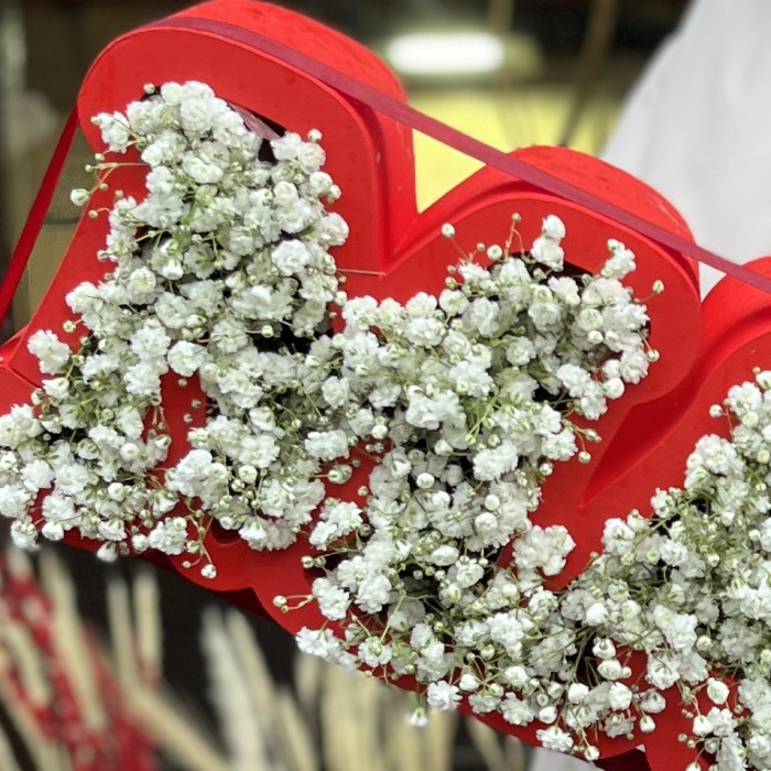 Коробка с надписью Мама с белой гипсофилой