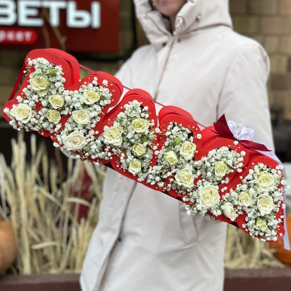 Коробка с надписью Мама с белой гипсофилой и кустовыми розами