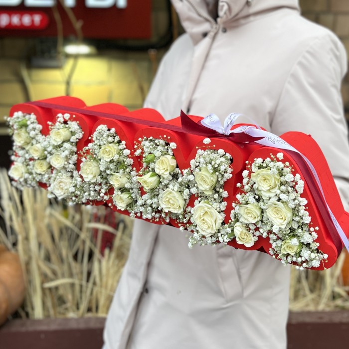 Коробка с надписью Мама с белой гипсофилой и кустовыми розами