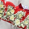 Коробка с надписью Мама с белой гипсофилой и кустовыми розами