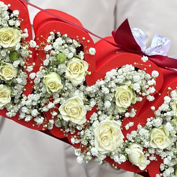 Коробка с надписью Мама с белой гипсофилой и кустовыми розами