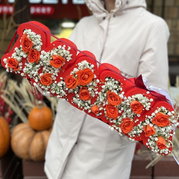 Коробка Мама с гипсофилой и оранжевыми кустовыми розами