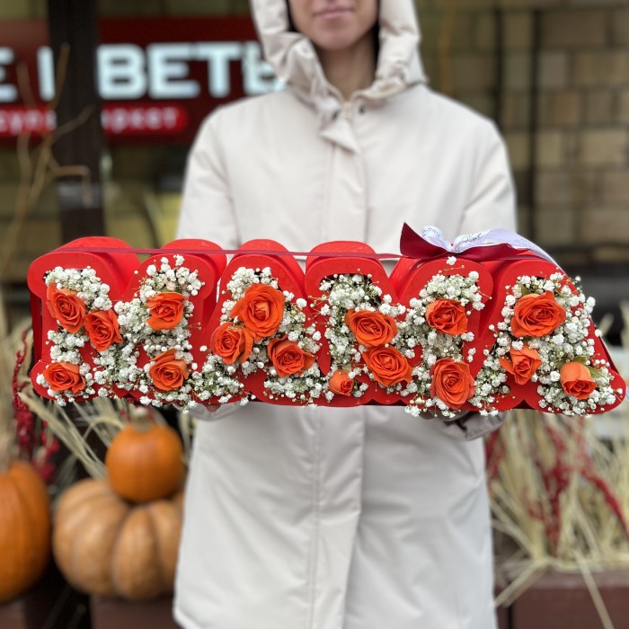 Коробка Мама с гипсофилой и оранжевыми кустовыми розами