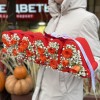 Коробка Мама с гипсофилой и оранжевыми кустовыми розами