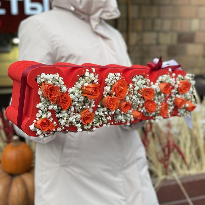 Коробка Мама с гипсофилой и оранжевыми кустовыми розами