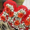 Коробка Мама с гипсофилой и оранжевыми кустовыми розами