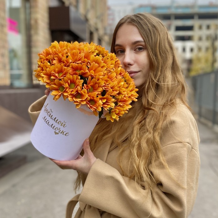 Коробка с оранжевыми хризантемами Любимой Мамочке