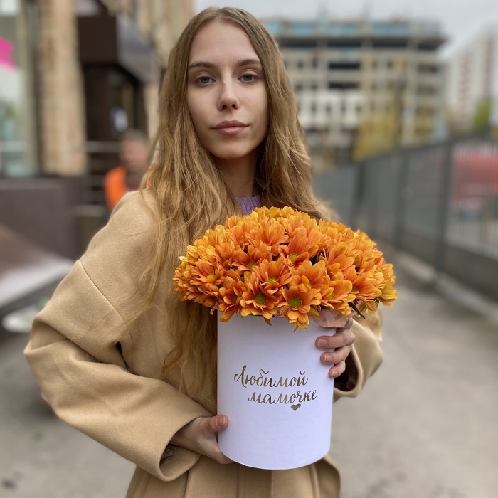Коробка с оранжевыми хризантемами Любимой Мамочке