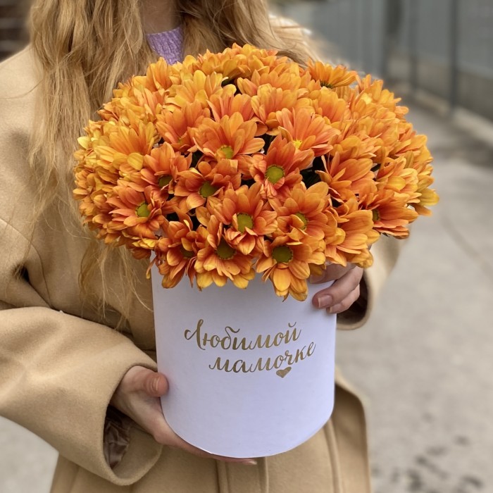 Коробка с оранжевыми хризантемами Любимой Мамочке