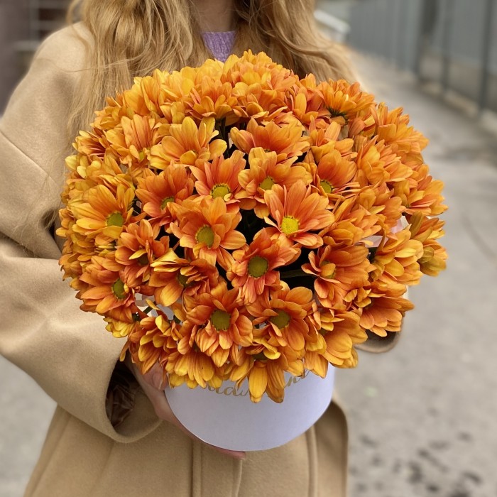 Коробка с оранжевыми хризантемами Любимой Мамочке