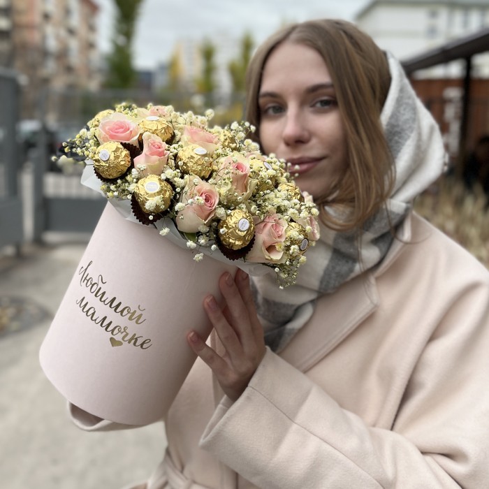 Коробка с розами Топ-Гир и конфетами Любимой Мамочке