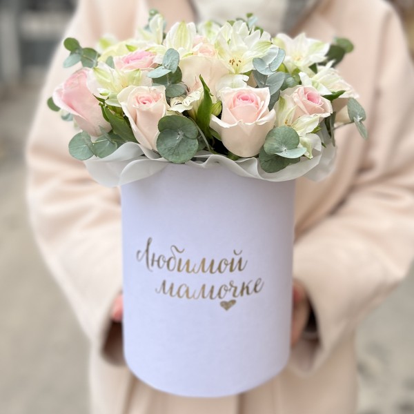 Коробка с розовыми розами и альстромерией Любимой Мамочке