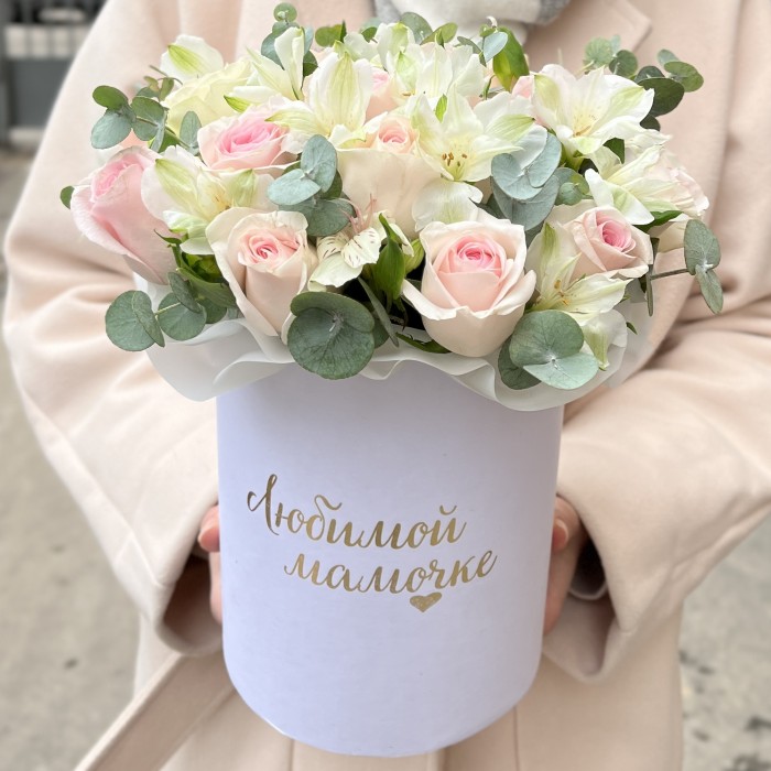 Коробка с розовыми розами и альстромерией Любимой Мамочке