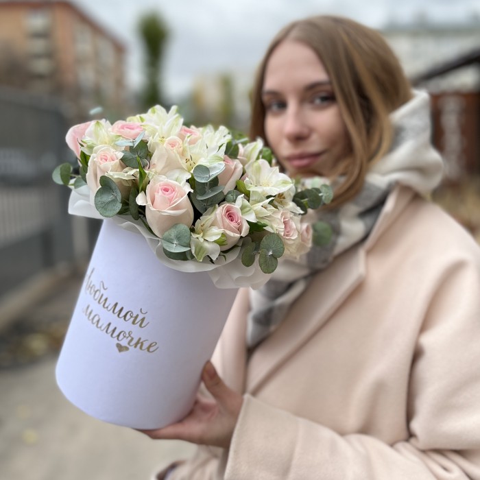 Коробка с розовыми розами и альстромерией Любимой Мамочке