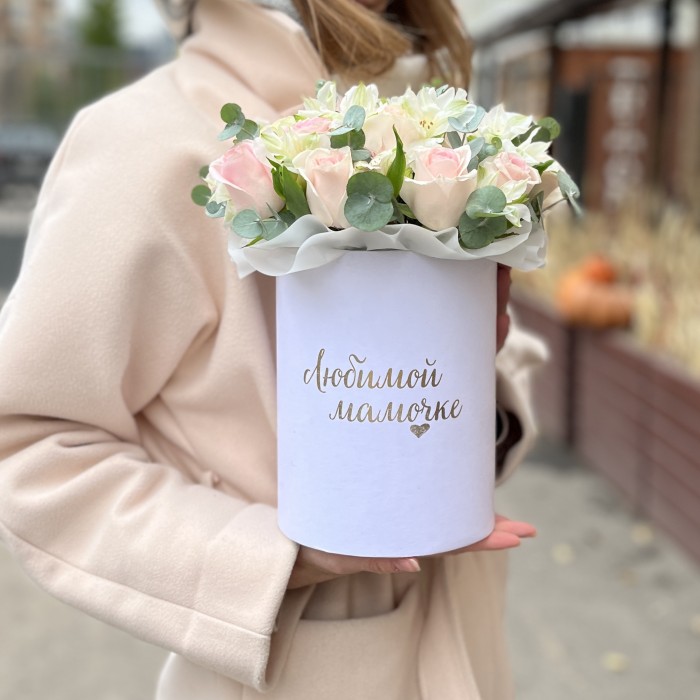 Коробка с розовыми розами и альстромерией Любимой Мамочке