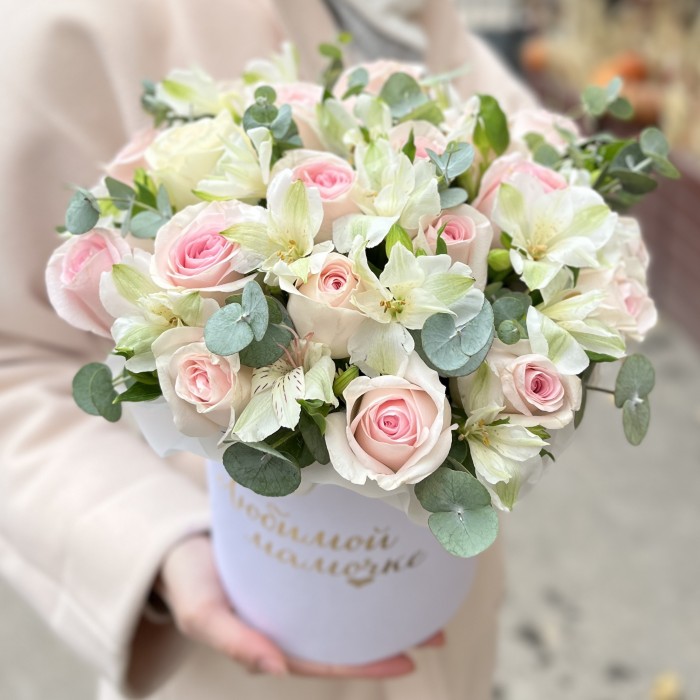 Коробка с розовыми розами и альстромерией Любимой Мамочке