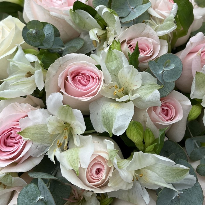 Коробка с розовыми розами и альстромерией Любимой Мамочке