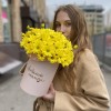 Коробка с желтыми хризантемами Любимой Мамочке