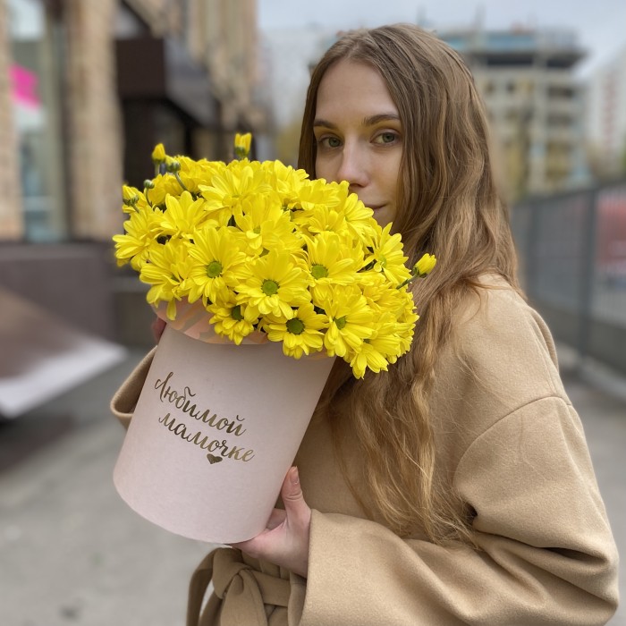 Коробка с желтыми хризантемами Любимой Мамочке