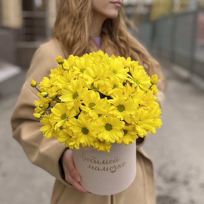 Коробка с желтыми хризантемами Любимой Мамочке