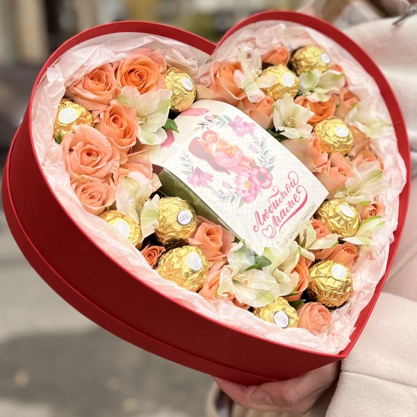 Коробка сердце с розами и конфетами Любимой Маме