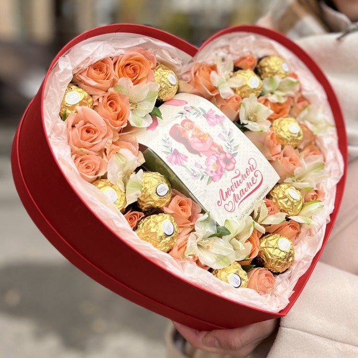 Коробка сердце с розами и конфетами Любимой Маме