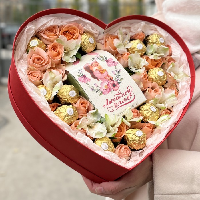 Коробка сердце с розами и конфетами Любимой Маме