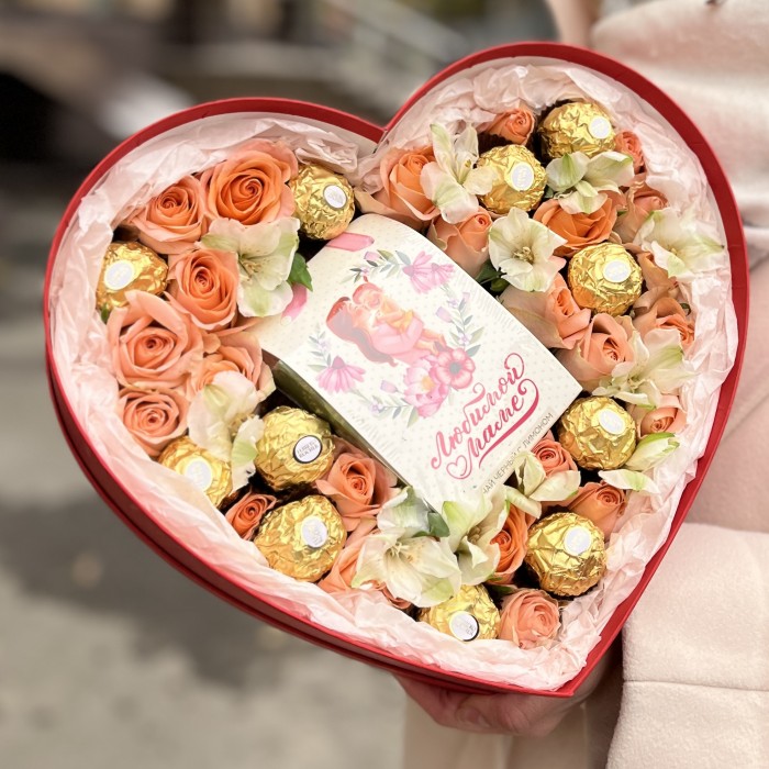 Коробка сердце с розами и конфетами Любимой Маме