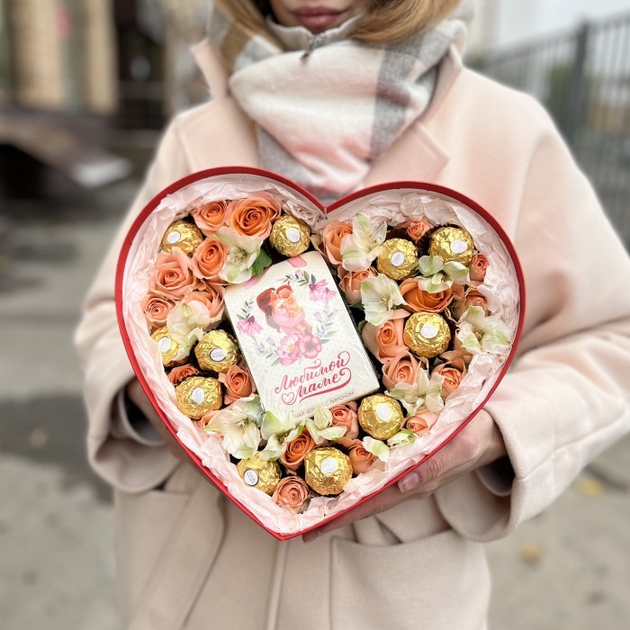 Коробка сердце с розами и конфетами Любимой Маме
