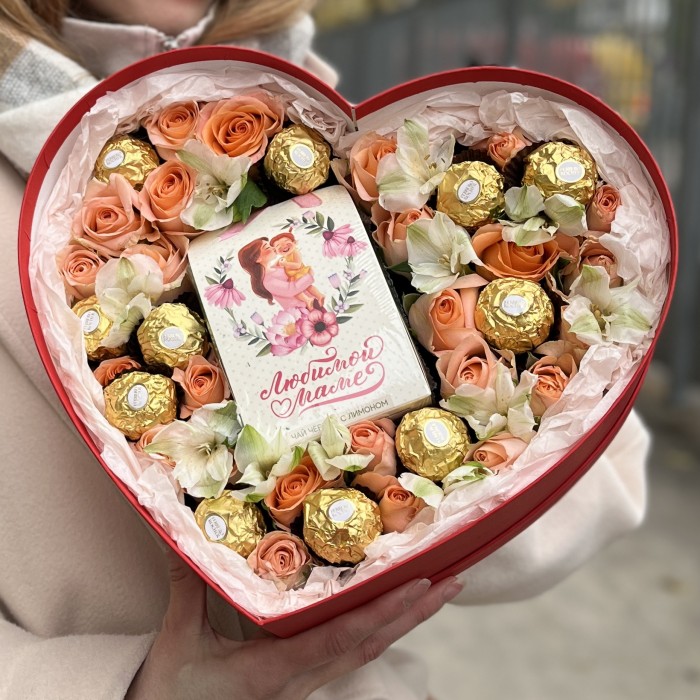 Коробка сердце с розами и конфетами Любимой Маме