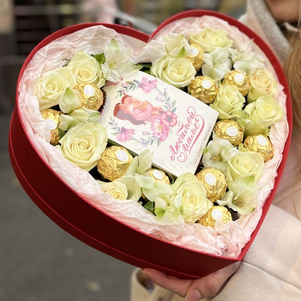 Коробка Сердце с розами и конфетами Маме