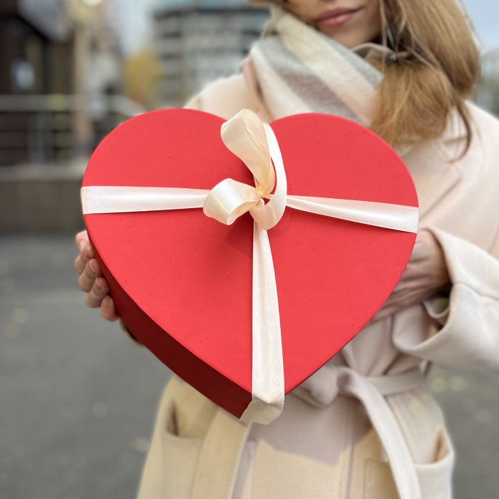 Коробка Сердце с розами и конфетами Маме