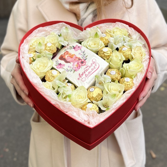 Коробка Сердце с розами и конфетами Маме